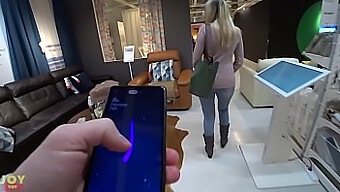 Speelse Babe Wordt Ondeugend Met Een Vibrator In Een Openbare Winkel