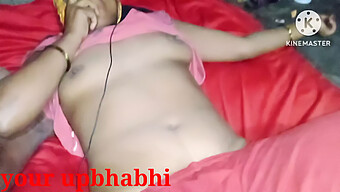 Desi Bhabhi ที่มีขนและขนให้ Handjob และ Blowjob กับชายหนุ่ม