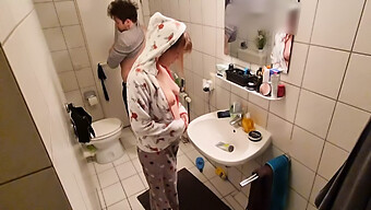 Bukkaking Und Schlagen: Ein Heißes Video Mit Einer Schlampigen Stiefschwester