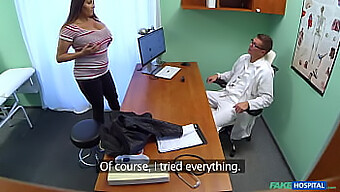 Vedere Pov A Asistentelor Și Medicilor Obraznici Într-Un Cadru De Spital Fals