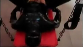 Latex Slave Tager En Dyb Tur Med En Strapon