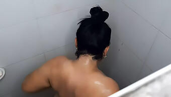 Remaja Asia Dengan Tetek Besar Semulajadi Tertangkap Sedang Mandi Di Kamera